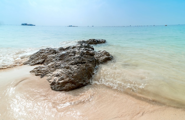 Pietra in mare con onda