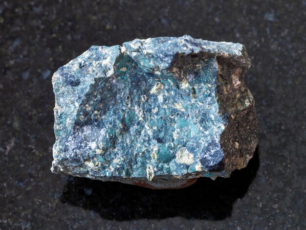 Pietra Kimberlite ruvida su sfondo scuro