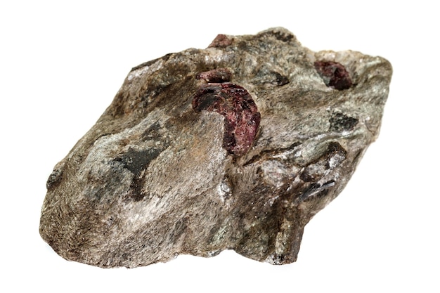 Pietra macro Granato minerale in roccia su sfondo bianco