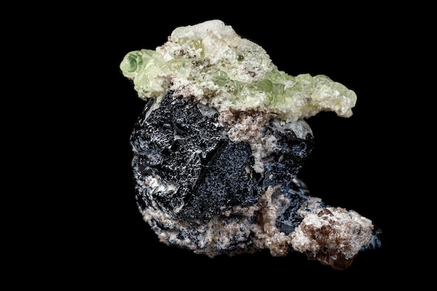 Pietra macro Hyalite tormalina minerale Sherl quarzo fumé su sfondo nero