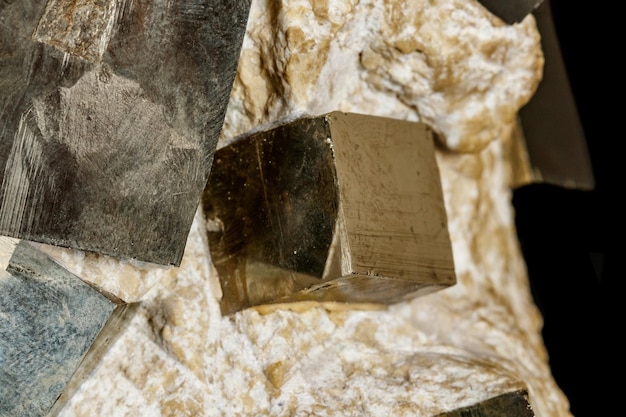 Pietra macro Minerale di pirite nella roccia su sfondo nero