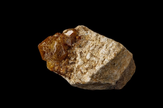 Pietra macro Minerale grossolano su sfondo nero