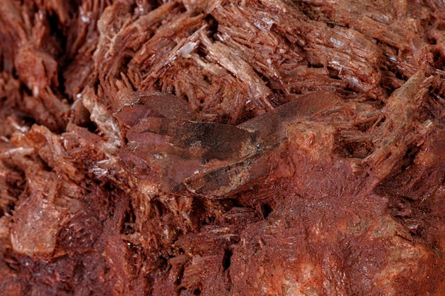 Pietra macro Topazio minerale in roccia su sfondo bianco