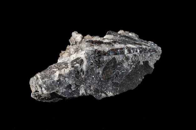 Pietra macrominerale Quarzo Stibnite su sfondo nero