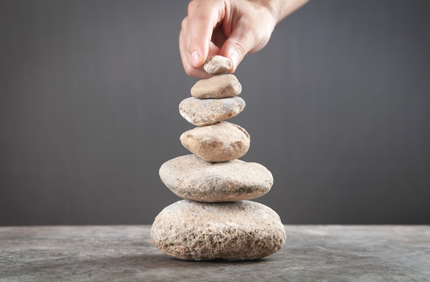 Pietra maschio dell'equilibrio della tenuta della mano.