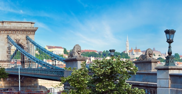 Pietra miliare ungherese Budapest Chain Bridge vista la mattina