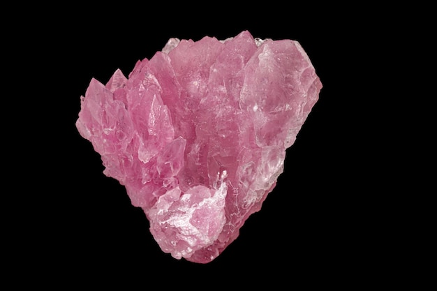 Pietra minerale di quarzo rosa macro su sfondo nero