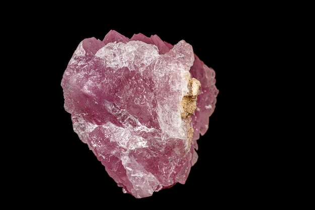 Pietra minerale di quarzo rosa macro su sfondo nero