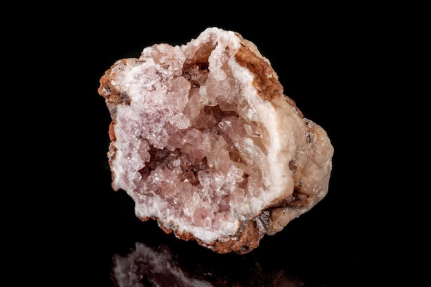 Pietra minerale macro Ametista rosa su sfondo nero