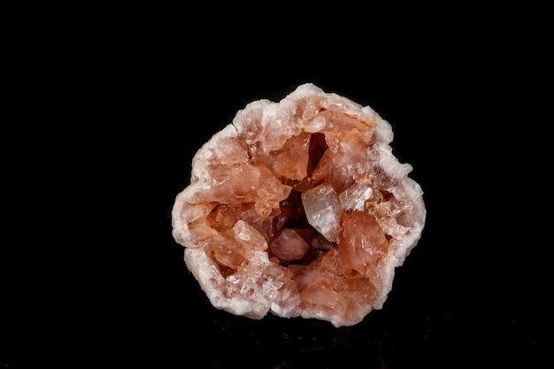 Pietra minerale macro Ametista rosa su sfondo nero