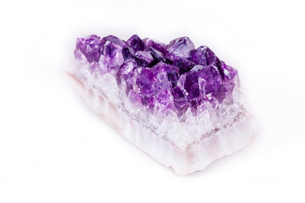 Pietra minerale macro ametista viola in cristalli su sfondo bianco