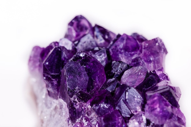 Pietra minerale macro ametista viola in cristalli su sfondo bianco