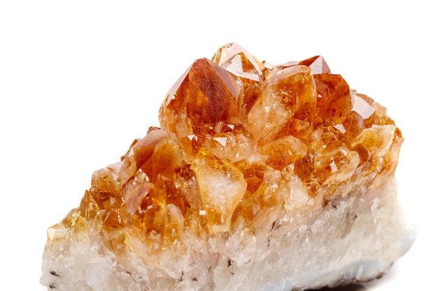 Pietra minerale macro Citrino in roccia in cristalli su fondo bianco