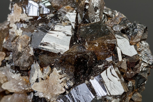 pietra minerale macro di cassiterite su sfondo grigio da vicino