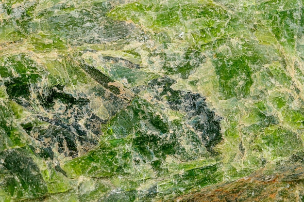 Pietra minerale Macro Diopside su sfondo bianco