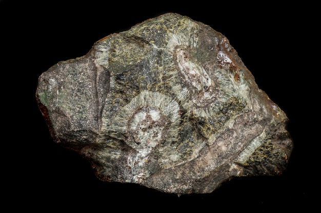 Pietra minerale Macro Diopside su sfondo nero