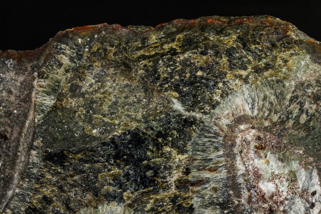 Pietra minerale Macro Diopside su sfondo nero