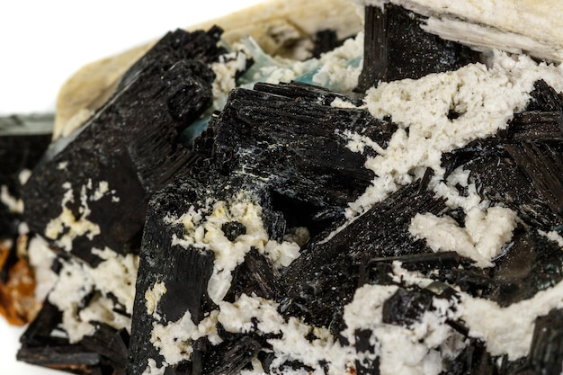 Pietra minerale macro Feldspato e acquamarina e tormalina su sfondo bianco