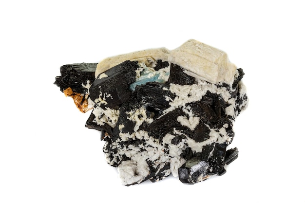 Pietra minerale macro Feldspato e acquamarina e tormalina su sfondo bianco