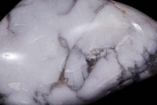 Pietra minerale macro Magnesite su sfondo nero