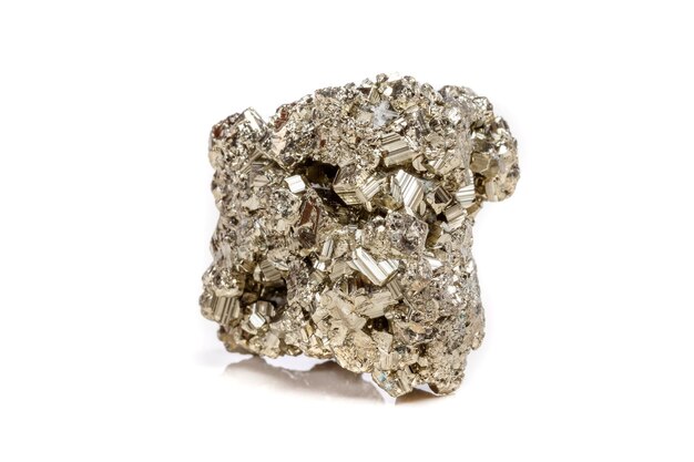 Pietra minerale macro Pirite oro su sfondo bianco