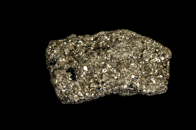 Pietra minerale macro pirite su sfondo nero