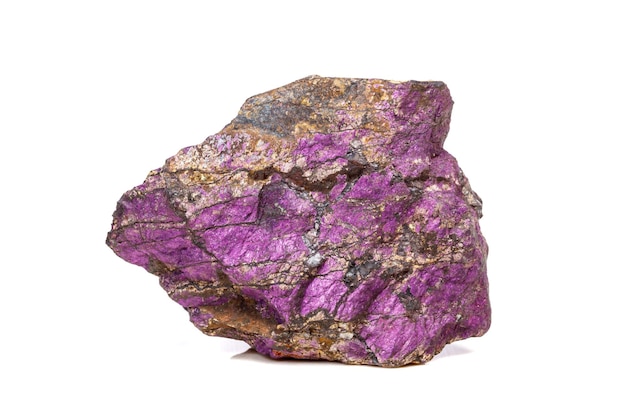 Pietra minerale macro purpureus purpurite viola nella razza uno sfondo bianco