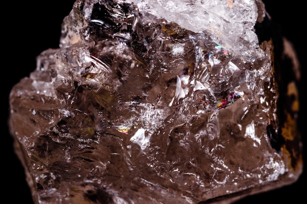 Pietra minerale macro quarzo fumé Topazio Rauch su sfondo nero