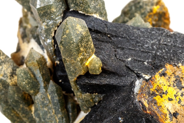 Pietra minerale macro Quarzo Hedenbergite Prase su ilvite su sfondo bianco