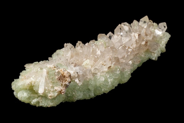 Pietra minerale macro Quarzo prehnite su sfondo nero