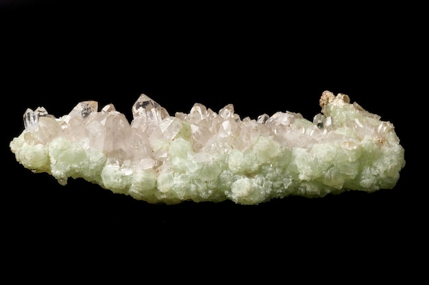 Pietra minerale macro Quarzo prehnite su sfondo nero