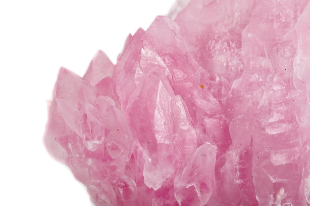 Pietra minerale macro Quarzo rosa su sfondo bianco