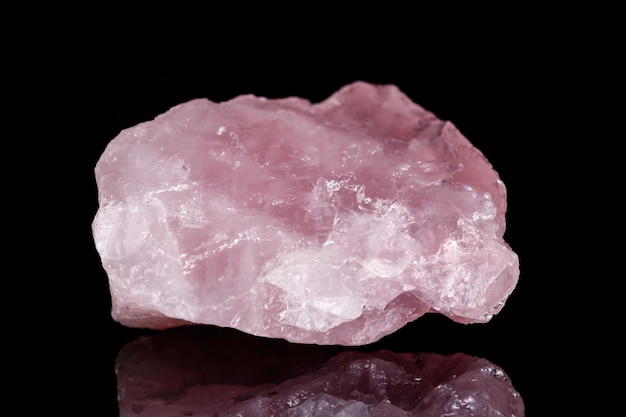 Pietra minerale macro Quarzo rosa su sfondo nero