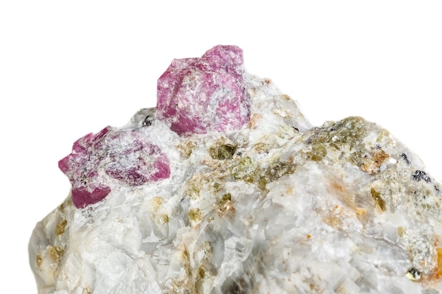 Pietra minerale macro Rubino nella roccia su sfondo bianco
