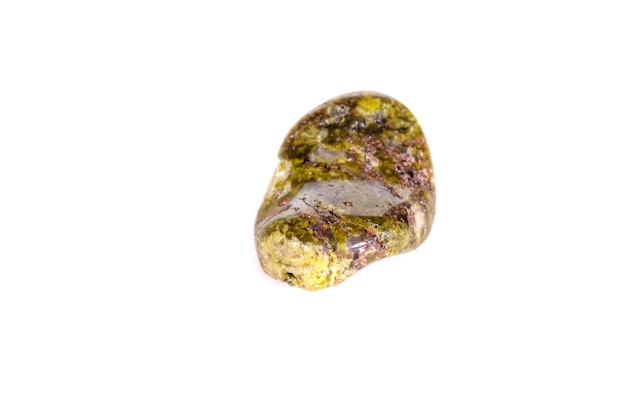Pietra minerale macro Serpentina su sfondo bianco