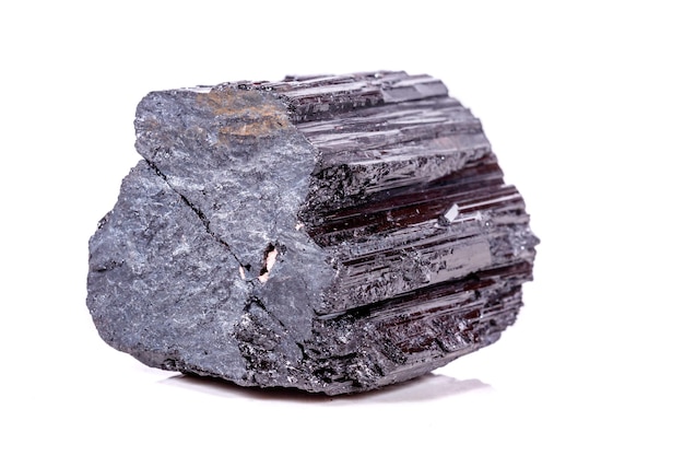 Pietra minerale macro sherle schorl tormalina nera su sfondo bianco