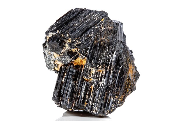 Pietra minerale macro sherle schorl tormalina nera su sfondo bianco