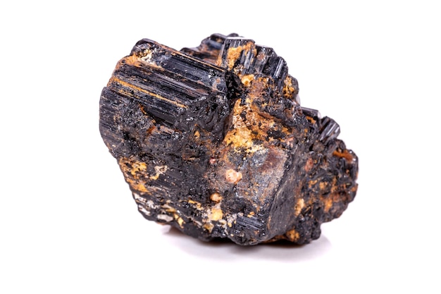 Pietra minerale macro sherle schorl tormalina nera su sfondo bianco