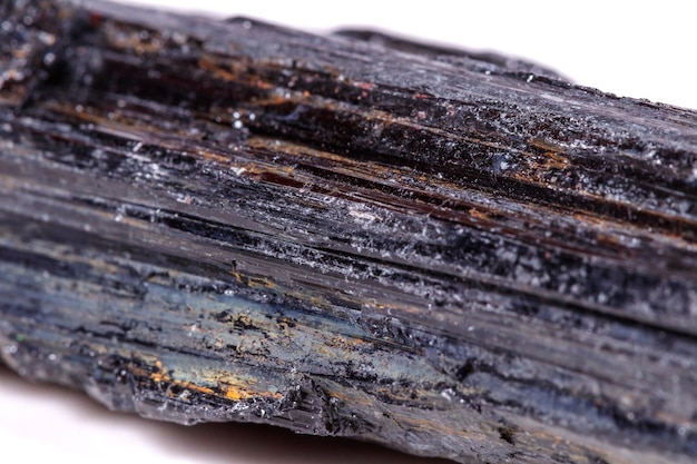 Pietra minerale macro sherle schorl tormalina nera su sfondo bianco