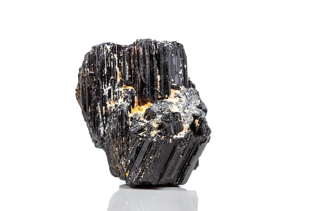 Pietra minerale macro sherle schorl tormalina nera su sfondo bianco