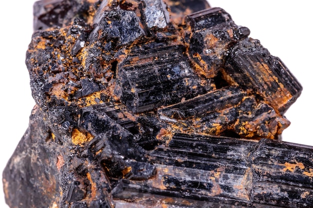 Pietra minerale macro sherle schorl tormalina nera su sfondo bianco