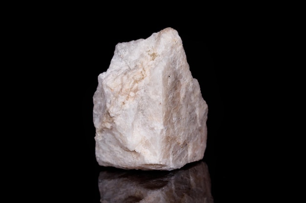 Pietra minerale macro Wollastonite su sfondo nero