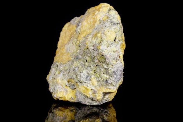 Pietra minerale macro Zolfo su sfondo nero
