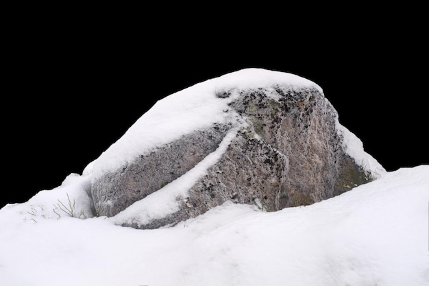 Pietra naturale nella neve isolata su sfondo nero Foto di alta qualità