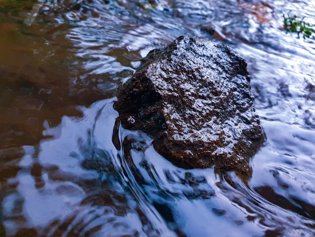 Pietra nel piccolo fiume