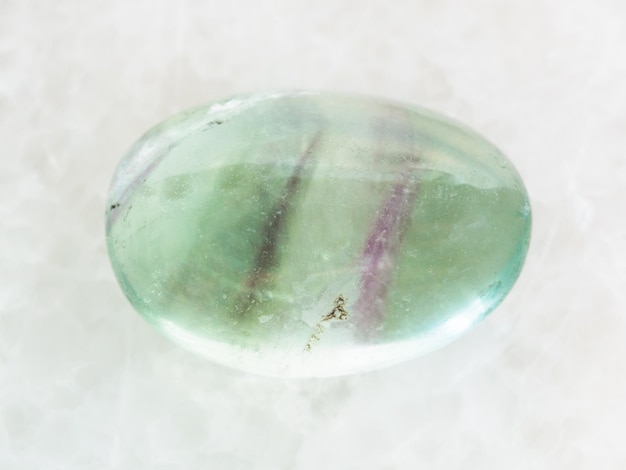 Pietra preziosa di fluorite lucidata su marmo bianco