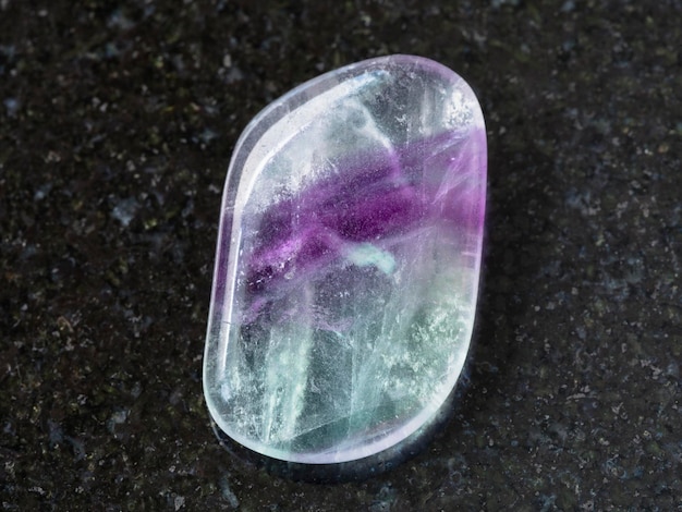 Pietra preziosa di fluorite lucidata su sfondo scuro