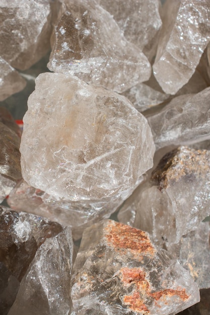 Pietra semigem citrino come cristalli di geode di roccia minerale
