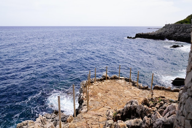 Pietra sentiero rocce terrazza per spiaggia mare nel sud di Antibes JuanlesPins Francia sud-est