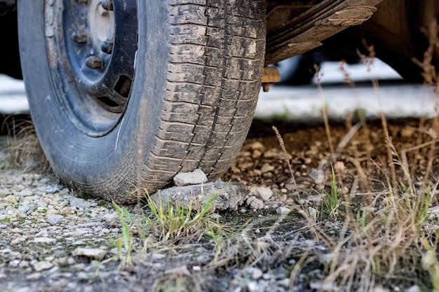 Pietra sotto una ruota di automobile nell'erba